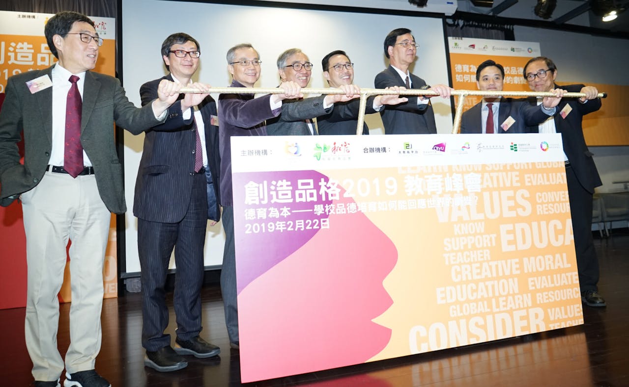 德育需要政府，學校，家長，甚至商界都需要配合，中國人注重德育，當以修身為先。