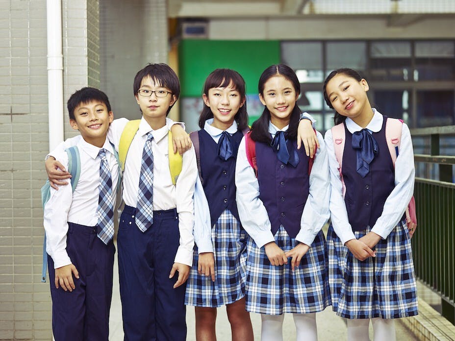 上學是莊重的一件事，傳統上也需要學生穿着整齊， 男生打呔， 女生穿端莊的裙子。(Shutterstock)