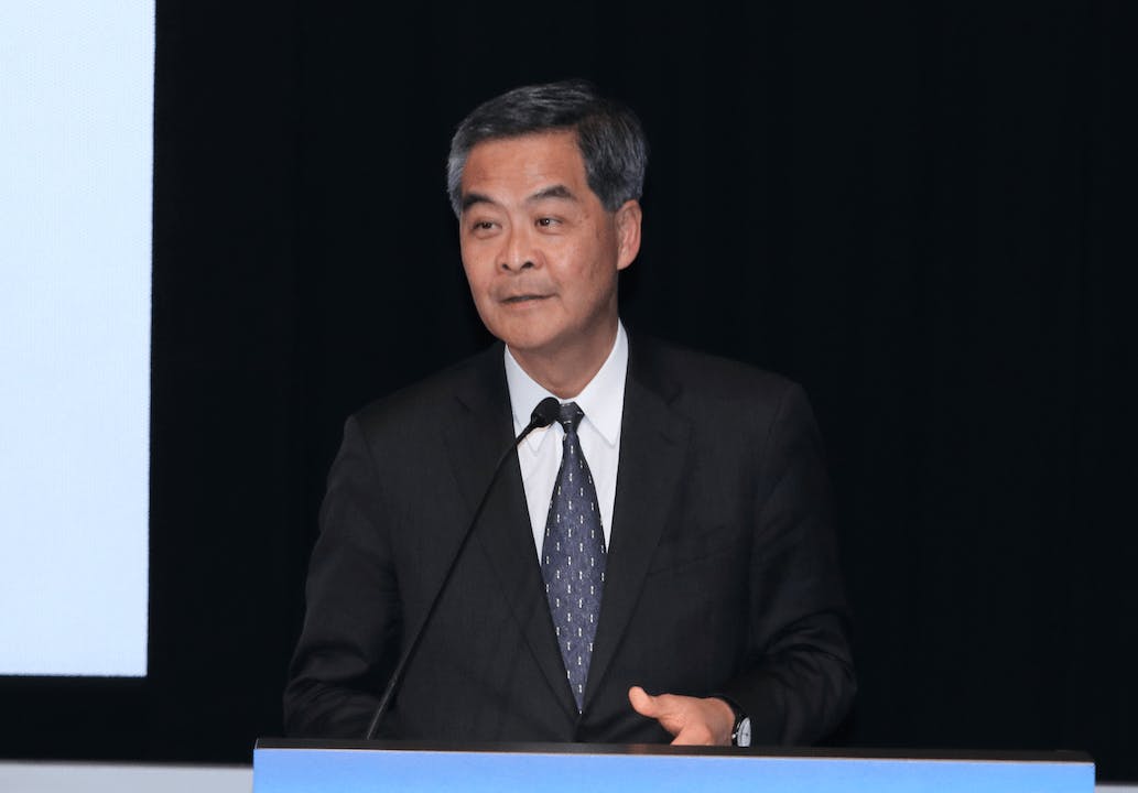 梁振英相信，只要兩代人共同努力，30年後，大家再坐下來講過去，談未來，同樣的談得很愉悅，很自豪。