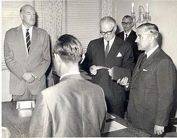 輔政司祁濟時在戴麟趾離港休假後，宣誓署任港督的情況。（Wikimedia Commons）