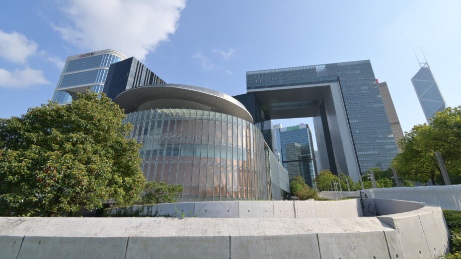 香港是罕見的例外：政府沒有政黨領導，甚至立法規定行政長官不得屬於任何政黨。（文灼峰攝）