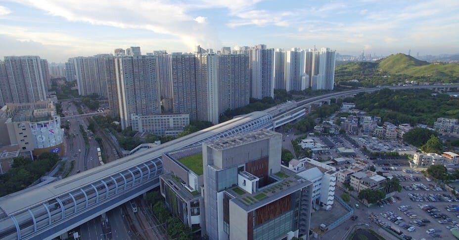 當年發展新市鎮以供發展土地，主要是從填海及移山而形成，有極大彈性容許政府批地予以發展商。（亞新社）