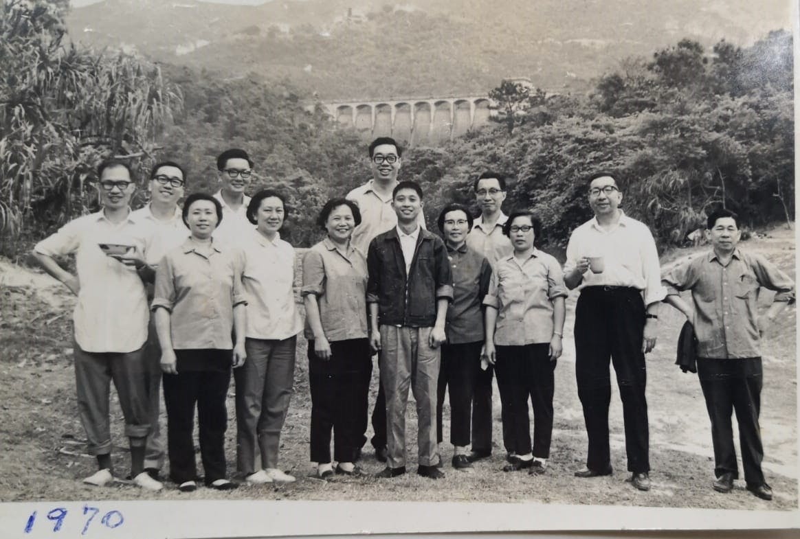 1970年5月1月勞動節，《大公報》要聞課同事和家屬到香港仔水塘旅行合影。後排左一是曹驥雲。（焦惠標提供）