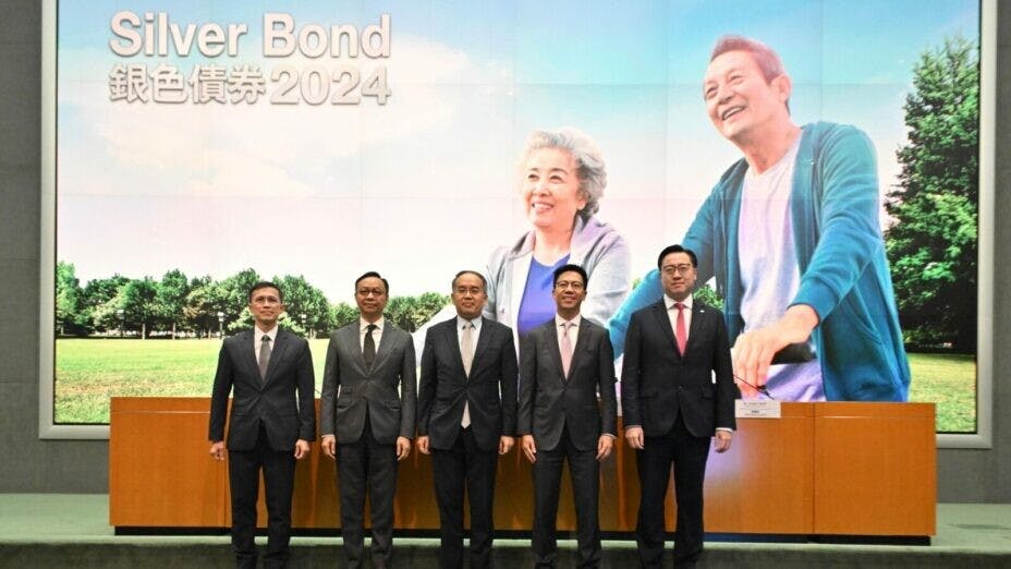 政府宣布發行新一批銀色債券。財經事務及庫務局局長許正宇（中）與金管局副總裁陳維民（左二）、發展局首席助理秘書長（項目推展及策略）馮耀文（左一）、滙豐銀行大中華市場外匯固收交易部主管黃子卓（右二）和中國銀行（香港）個人數字金融產品部總經理周國昌（右一）合照。（政府新聞處）