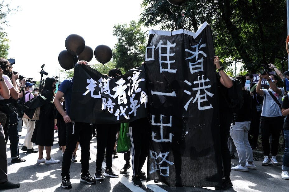 11月19日，約90人在中大遊行，期間有人揮動港獨旗及叫港獨口號，於是校方報警。（亞新社）