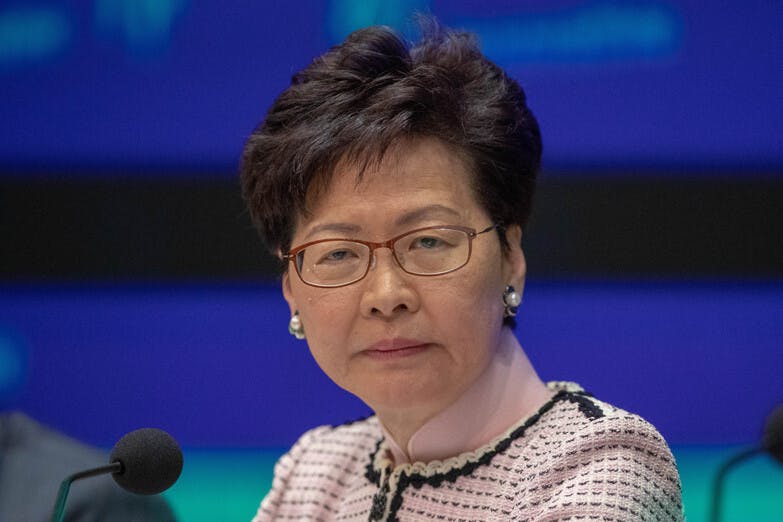 究竟林鄭是否可以繼續管治香港，這是未知之數，但如果林鄭不是真心真意改過，即使讓她繼續當特首，亦只會令香港沉淪下去，不會有好下場。（亞新社）