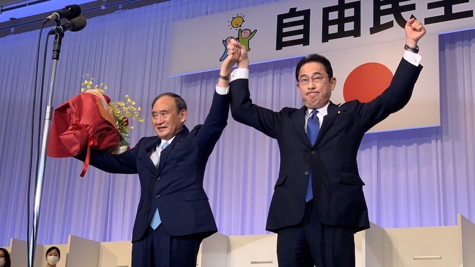 10月4日岸田文雄從菅義偉手中接下自民黨主席，正式成為日本第100任首相，會帶領日本走向何方？（亞新社）