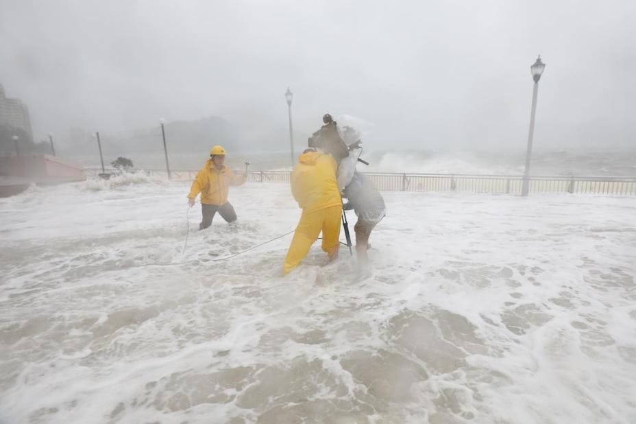 2018年9月超強颱風「山竹」在全港多區造成空前的破壞，超過450名市民於風暴期間受傷，須往公立醫院求診。（亞新社）