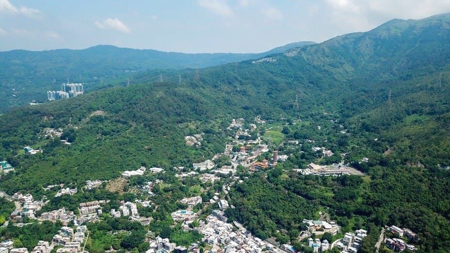 新界上水的老圍村是香港其中一個最老的圍村，其風水格局是「五虎落地堂」。（Wikimedia Commons）