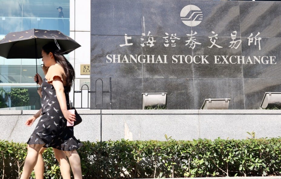 中國股市近日跌跌不休，已經成為中央急待解決的政治問題。據彭博報道，當局正試圖調動約2萬億元人民幣(約2,780億美元)作為救市資金。（Shutterstock）