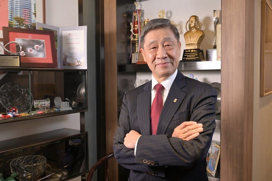 潘燊昌博士是首位在香港出生獲得英國正精算師資格的華人，在保險業有40多年豐富機驗，曾獲Asia Insurance Review頒發亞洲最佳保險領導人獎，有「台灣保險教父」之稱。