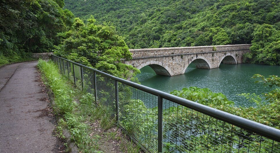 香港的郊野公園景色優美，不少郊野公園距離市區不遠，市民毋須長途跋涉，即可享大自然風光。（Shutterstock）