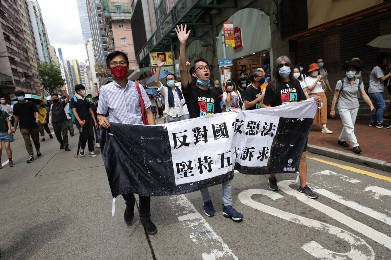 朱凱迪、陳皓桓、梁國雄等人在2020年7月1日非法遊行。（亞新社）