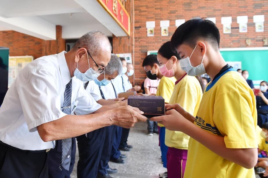 禮儀教育不可廢棄，每個人守好規矩倫理，負起責任使命，才是世間之福。（圖為台灣琉球國中靜思書軒啟用禮，蔡青兒Facebook圖片）