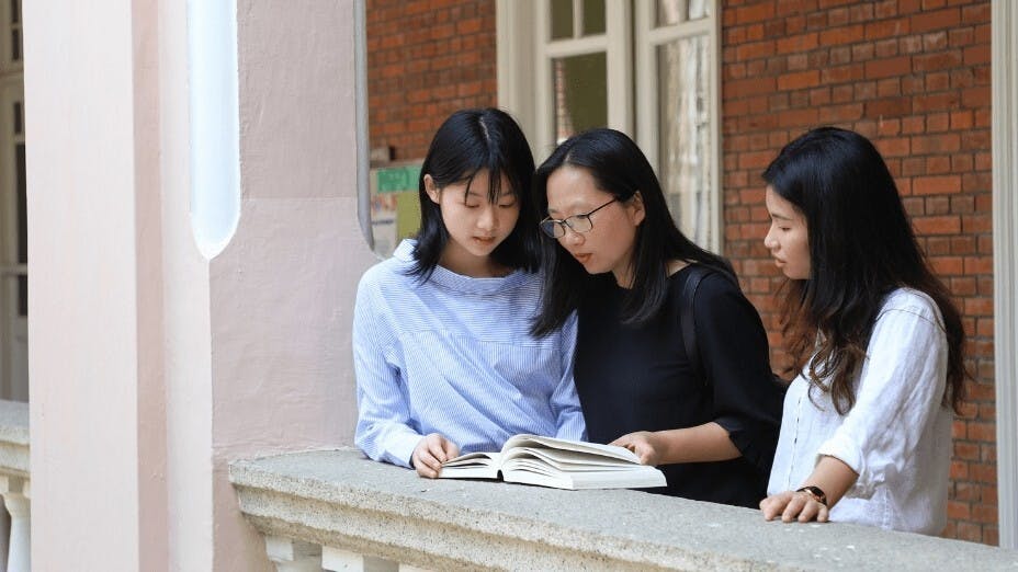 大學未來3年學費加幅17.5%。（Shutterstock）