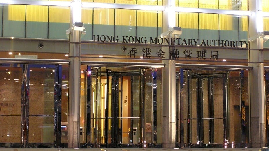 由於近年出現幾宗律師樓理財不善事件，使得金管局日前向銀行提出了一套新的樓宇交易支付安排建議方案。（Ｗikipedia）