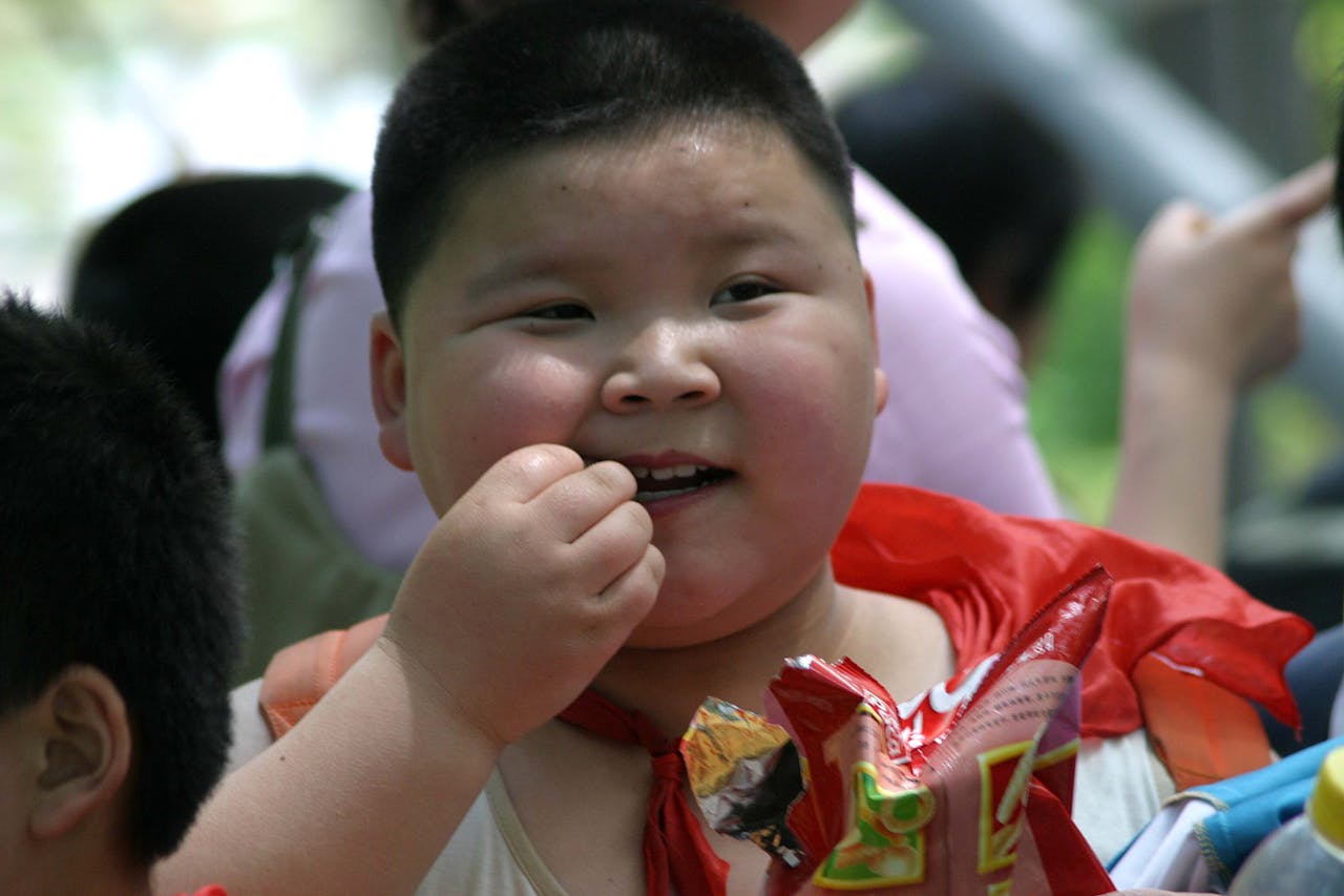 小兒過食肥甘，過分肥胖，容易造成糖代謝紊亂。（亞新社）