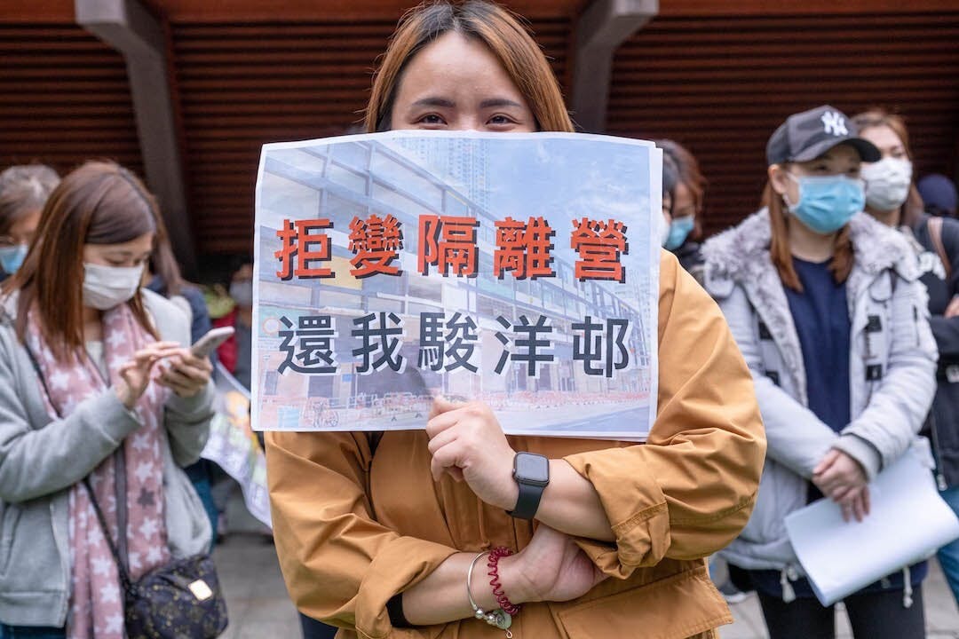 政府提出在哪裏設立檢疫中心，那裏都有區議員聯同區內乃至區外人士，舉行示威，提出反抗。（亞新社）