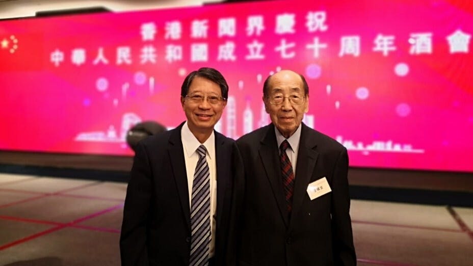 去年9月27日，在香港新聞界慶祝國慶酒會上，焦惠標（左）和曹驥雲合照留念。