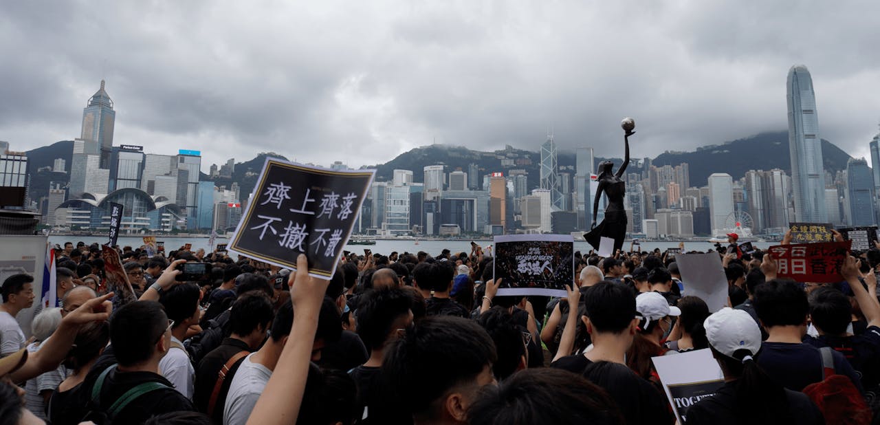 這次修例風暴完全因特區政府而起，要化解民怨，港府必須主動帶頭，不能再左閃右避。（亞新社）