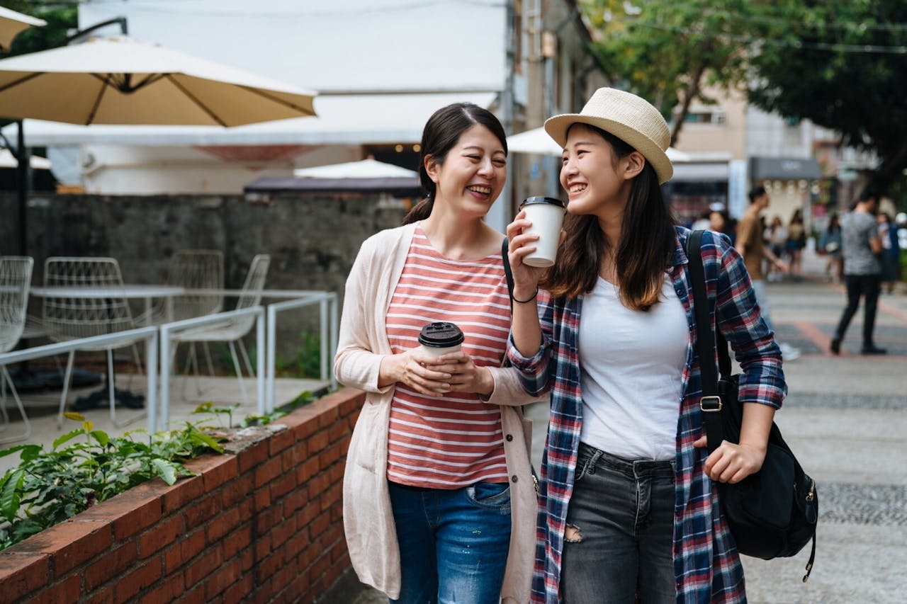 身動便可理氣和血，通經活絡。因此，飯後散步，有益身心。（Shutterstock）