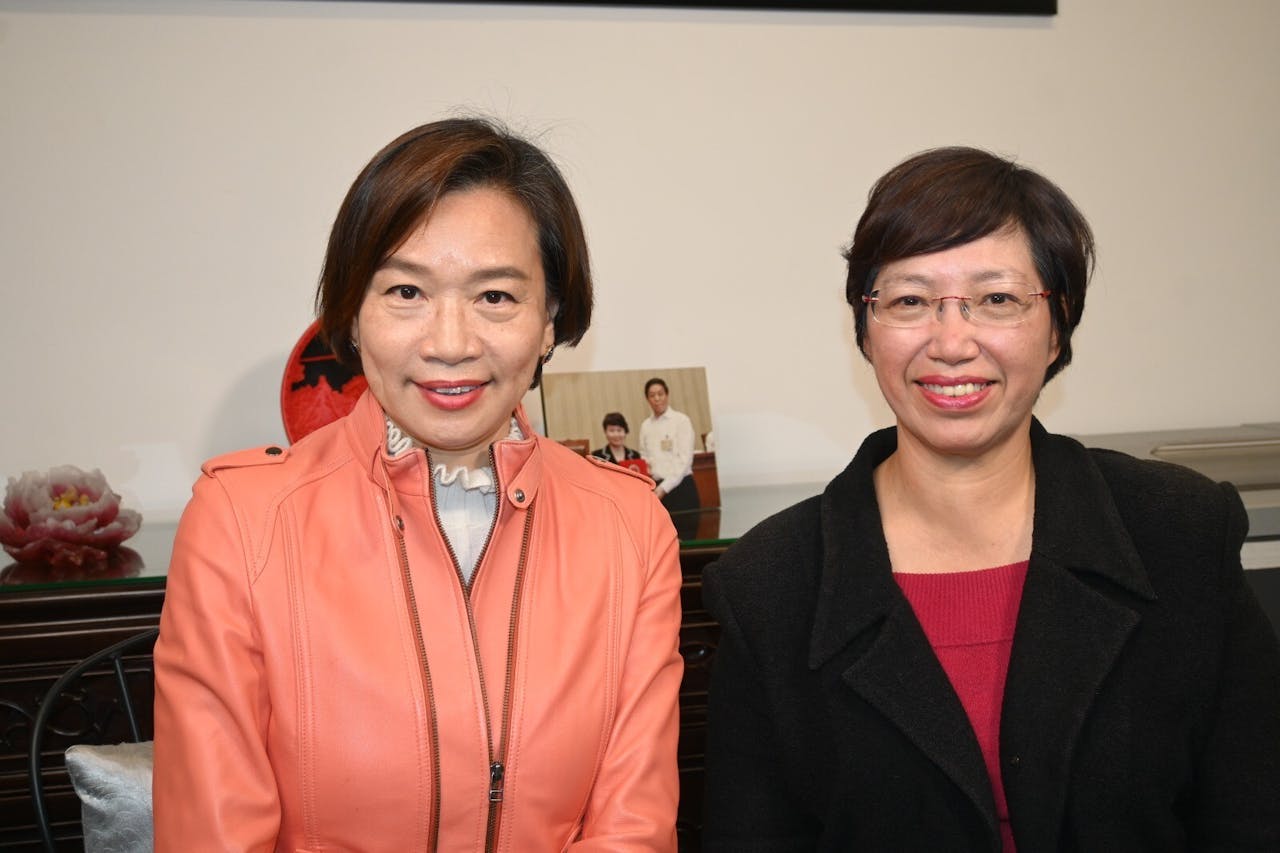 亞太法律協會會長鄺家賢律師(右) 訪問立法會議員梁美。