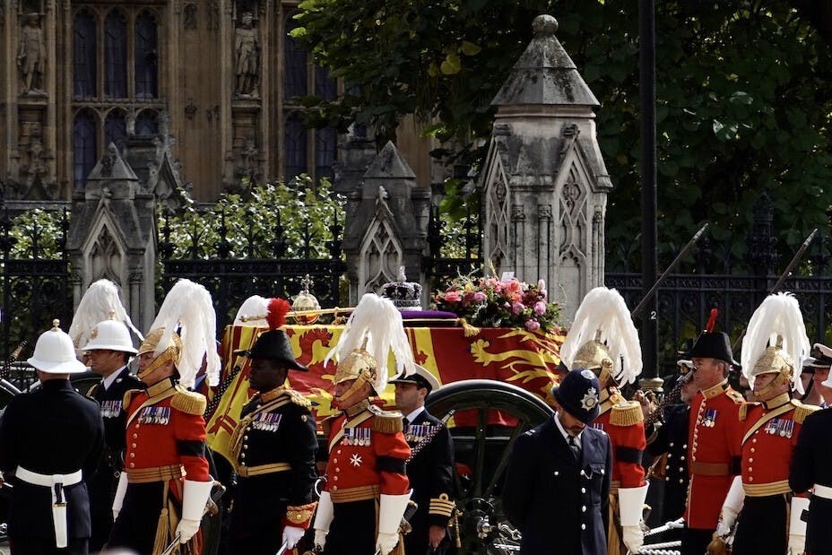 英國舉行隆重國葬送別伊利沙伯二世，這位深受英國人愛戴的女皇就此與父母、夫婿、妹妹長眠溫莎堡。（亞新社）