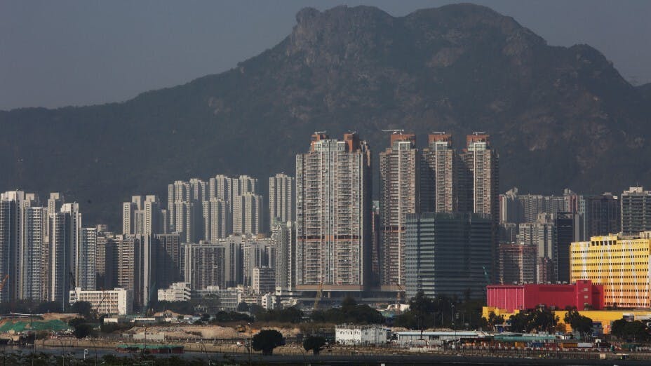 因為住房不炒，令到不少香港業主不用面對加息壓力。（亞新社）