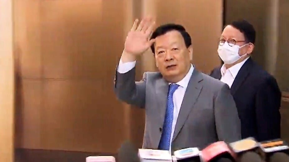 夏寶龍（前）抵港，政務司司長陳國基（後）等迎接。（無綫新聞截圖）