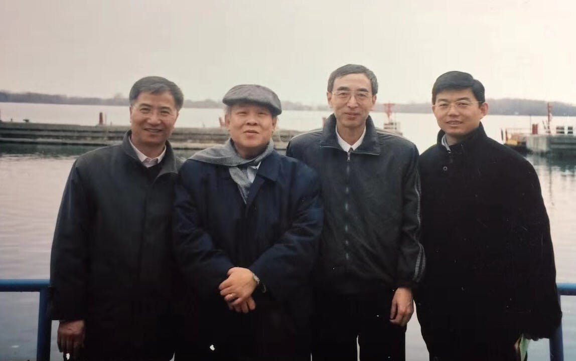 作者（右一）與陳明銶教授攝於加拿大。左一為饒戈平教授。（作者提供）