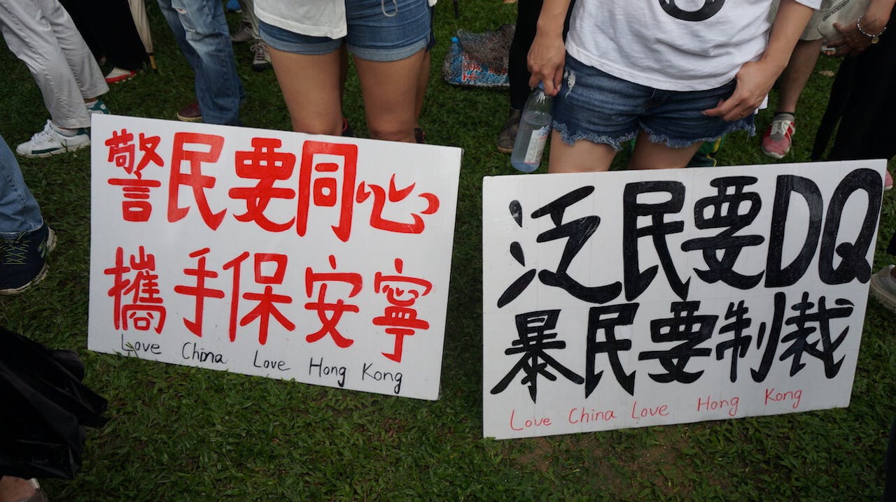 我懷疑有幾多年輕人支持這個「反暴力」行動。難道今天的年輕人天生有暴力傾向，還是他們意氣難平？（灼見名家圖片）