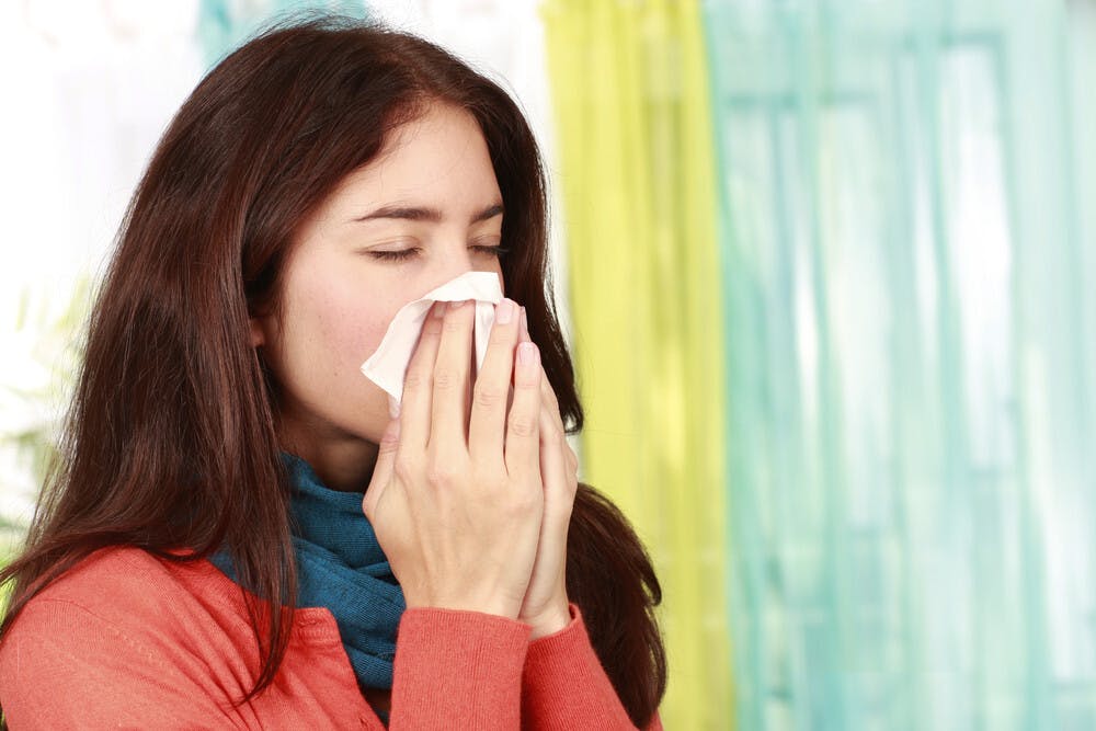按揉鼻翼兩邊的迎香穴，冬天裏可以紓緩鼻敏感。（shutterstock）