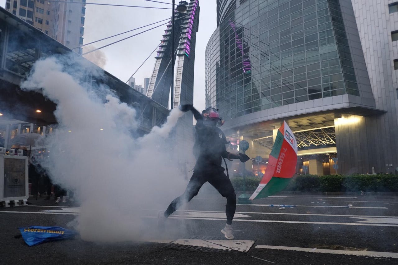 要有效抗擊港式「顏色革命」，扭轉敗局，必須爭取人心。（亞新社）