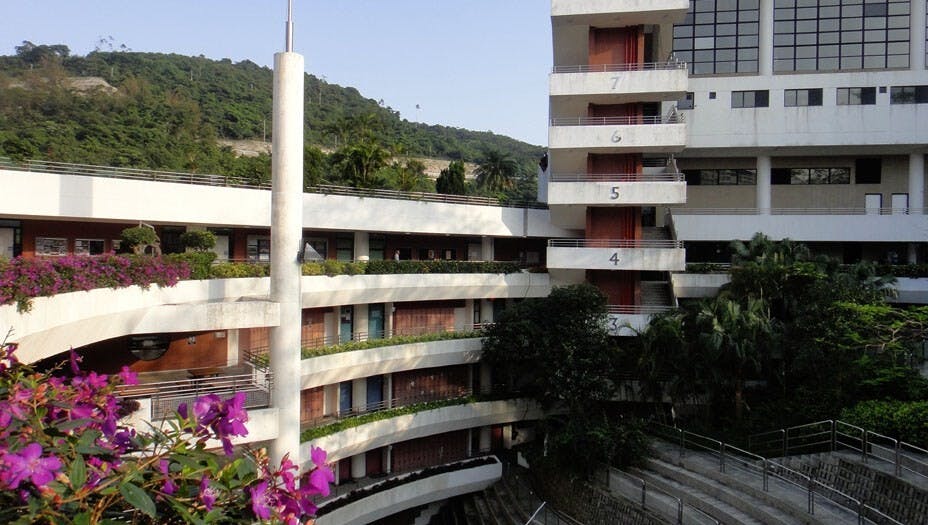 選擇國際學校，家長需要有支付比較高的學費，建校費或/及購買債券的心理準備。圖為香港國際學校。（Wikimedia Commons）