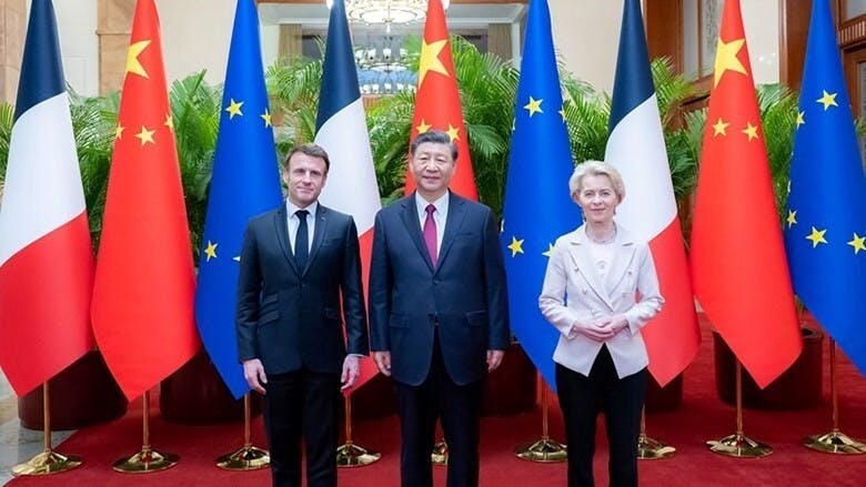 習近平與訪華的法國總統馬克龍（左）和歐盟委員會主席馮德萊恩（右）舉行三方會談。（外交部圖片）