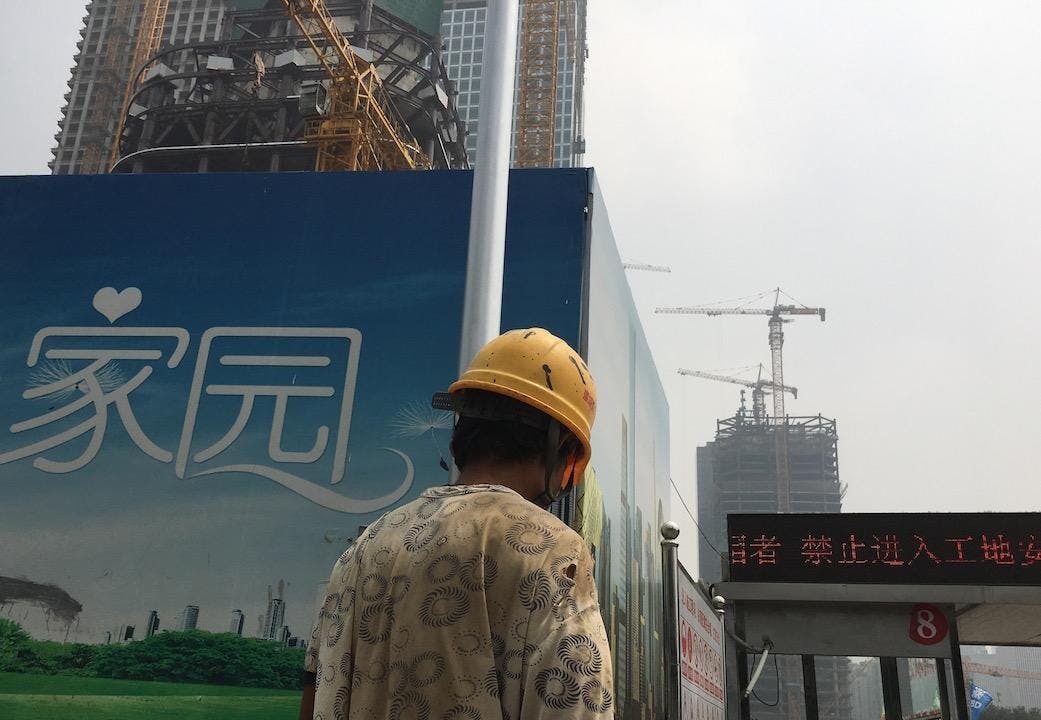 很多評論都說過了，內地政策鼓勵房子用作自住，而非炒賣。（亞新社）