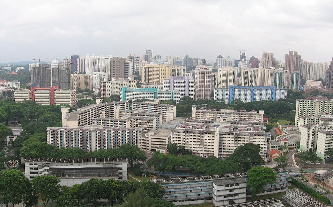政府出售的第一手組屋，售價大致等於私營樓宇的一半，只有新加坡公民才可購買。（Wikipedia Commons）