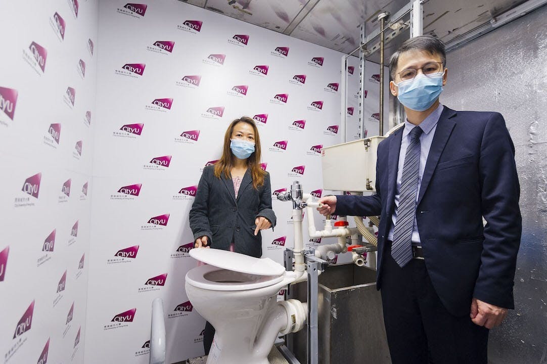 賴志強教授（右）帶領的研究團隊發現，若採用閥門裝置的沖水系統，水珠會濺起至較高的位置。李醫生則提醒市民要定期清潔洗手間設備。