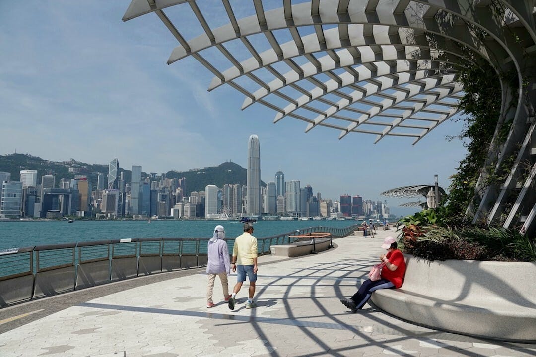 市區之內要建行人步道比較困難，在人口稠密之地更是難上加難。（亞新社）
