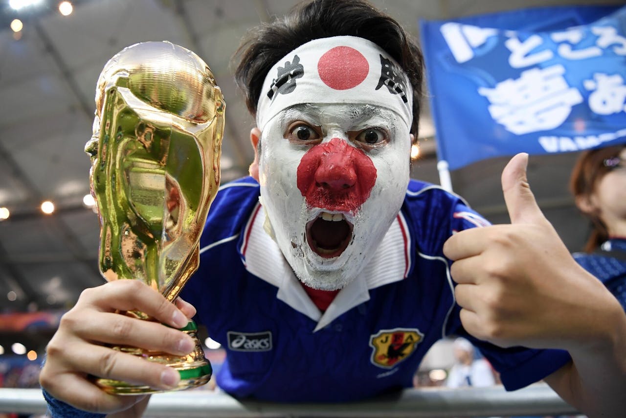 球員賽後自行清潔更衣室，聽聞就只有日本人。這個國家的一些生活行為都有些怪異。（FIFA World Cup）