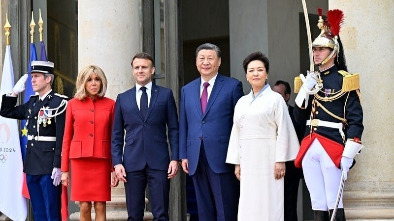 習近平（右三）與馬克龍（左三）在巴黎愛麗舍宮舉行會談前合影。（中國政府網）
