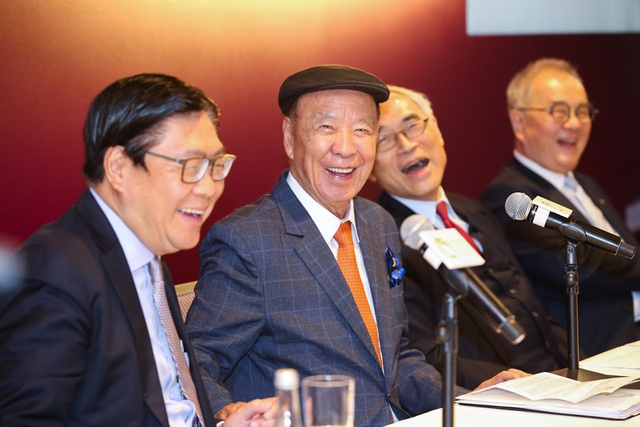 （左起）呂志和獎董事會成員馬時亨教授、創辦人呂志和博士、獎項推薦委員會主席劉遵義教授和董事會成員鄭幕智博士宣布2018年呂志和獎的關注領域。（呂志和獎）