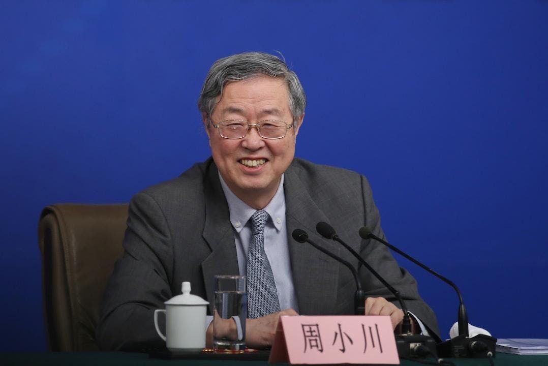 作為推動人民幣國際化主要一員，周小川強調人民幣國際化未來要低調，此時此刻似乎會有很多共鳴。（亞新社）