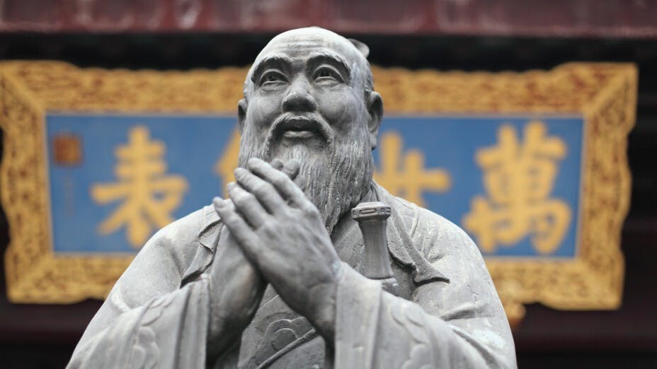 孔子，後世尊稱為萬世師表，能得此雅號，關鍵在於孔子開平民講學之風，更將知識往下傳遞，功在後世。（Shutterstock）