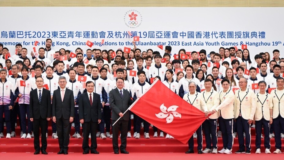 在授旗儀式上，署理行政長官陳國基（前排左四）把特區區旗授予杭州第19屆亞運會中國香港代表團團長霍啟剛（前排右三）。（政府新聞處）