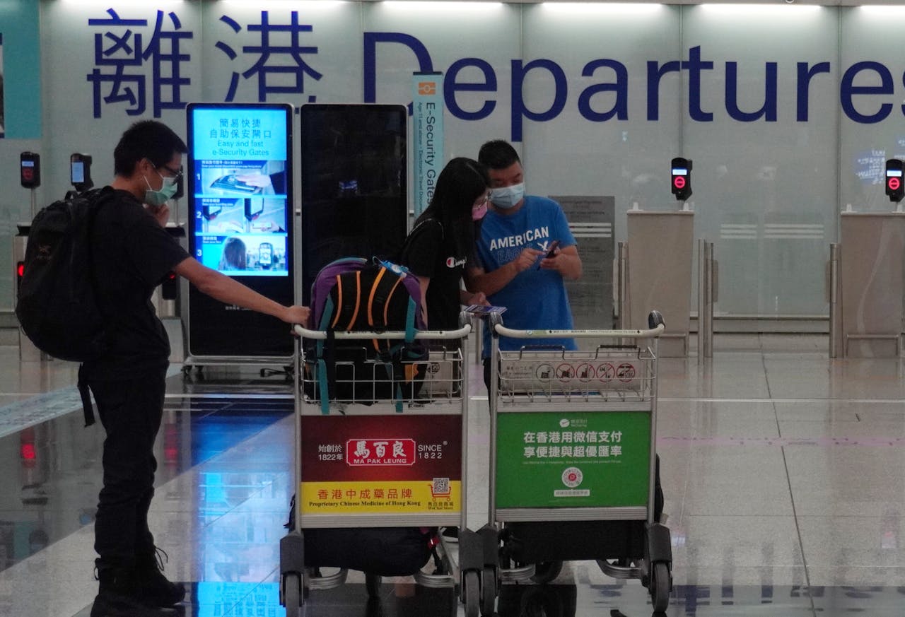 相信香港出外旅遊的人亦會為了自己的安全，打了疫苗才起行。（亞新社）