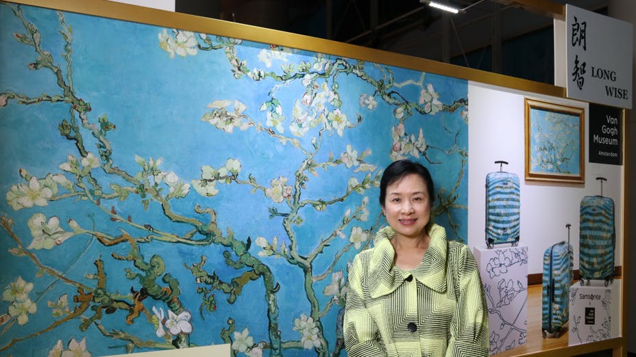 黃僖偲每年在貿發局舉辦的香港國際授權展參展，又經常獲香港政府邀請演講，分享她的成功經驗。