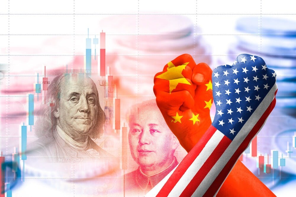 全球化背景下，中國可以在貿易議題上叫板美國，但貨幣政策上，人民幣仍要跟美元「掛鈎」，因為美元是國際通用貨幣。（Shutterstock）