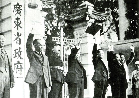 1941年12月26日，時任「廣東省省長」的陳耀祖（左二）等人為香港淪陷而搖旗吶喊。（網上圖片）