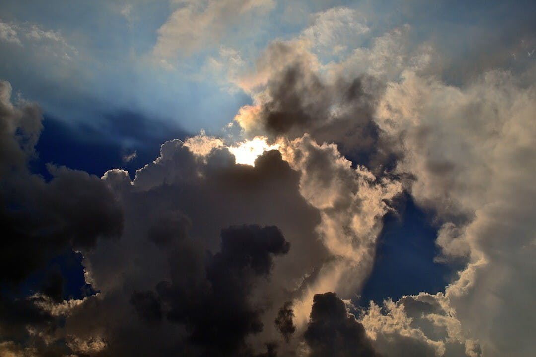 天有不測之風雲，陽光普照下會突然下雨，滂沱大雨中會突然放晴。（Pixabay）